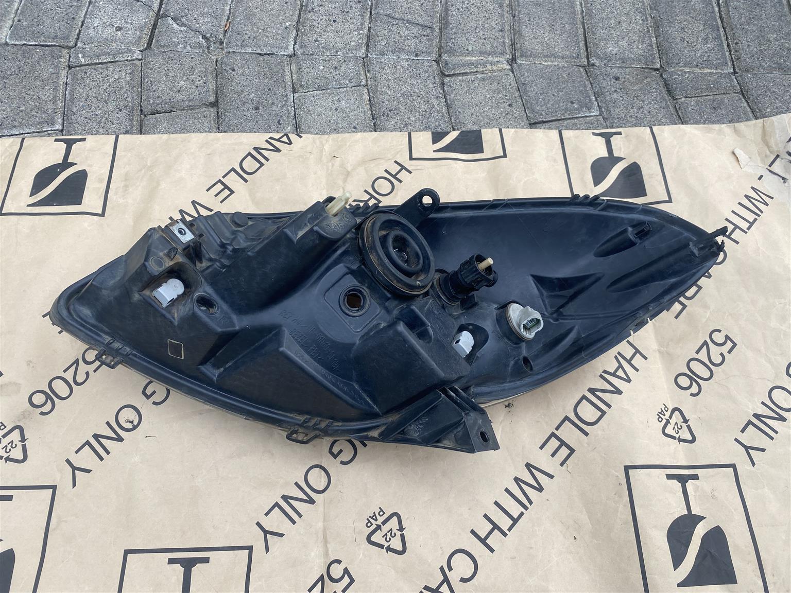2012 RENAULT SANDERO HEADLIGHT RIGHT SIDE FOR SALE. IN PRISTINE CONDITION - Private Seller