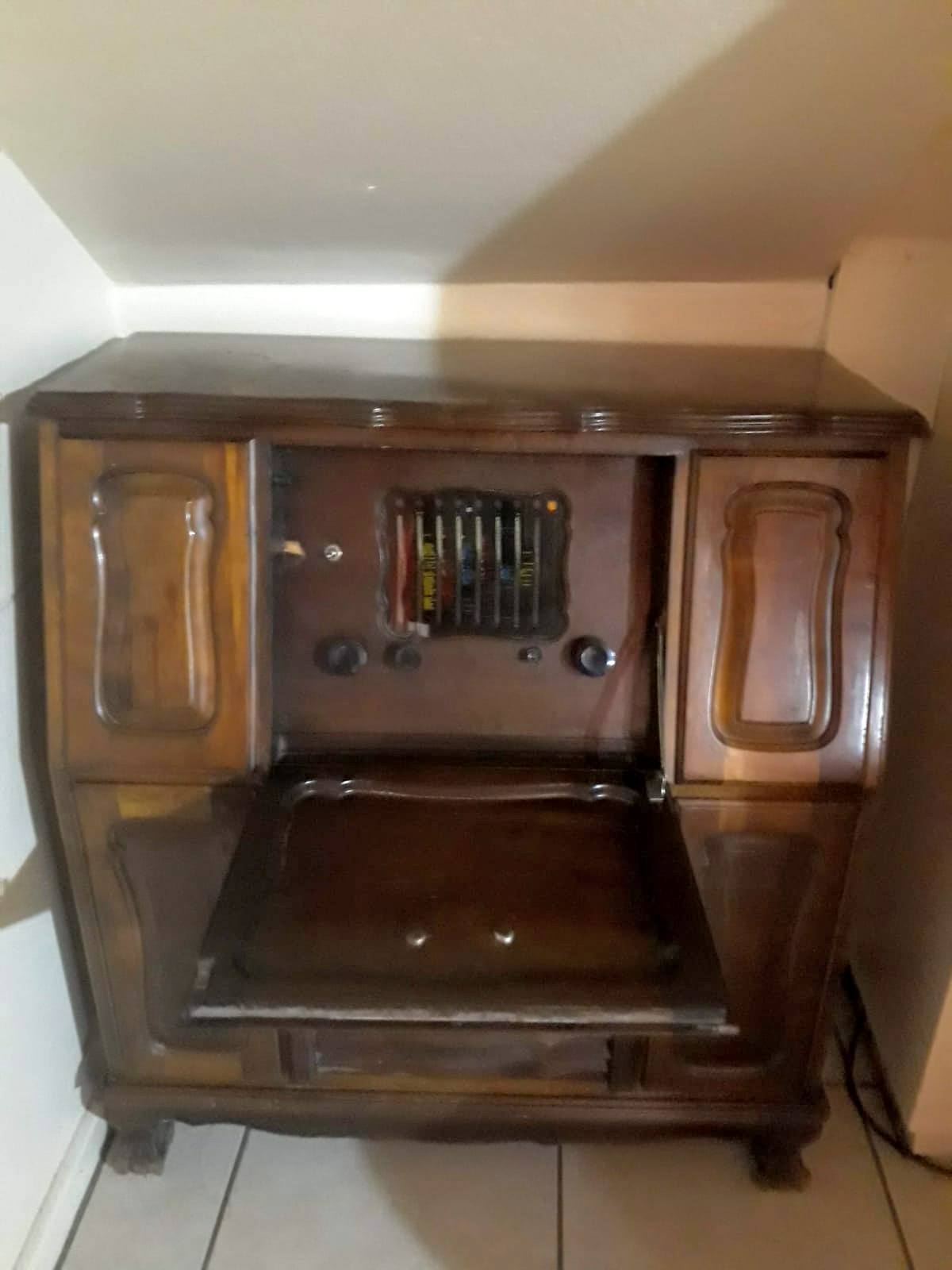1947 pYe radiogram