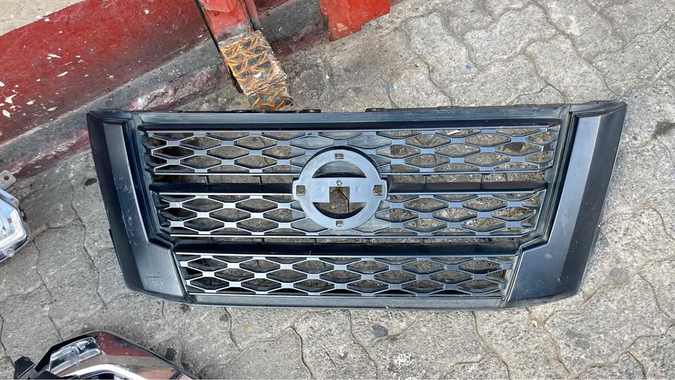 Nissan Navara grill - Private Seller Nissan Navara grill - Private Seller