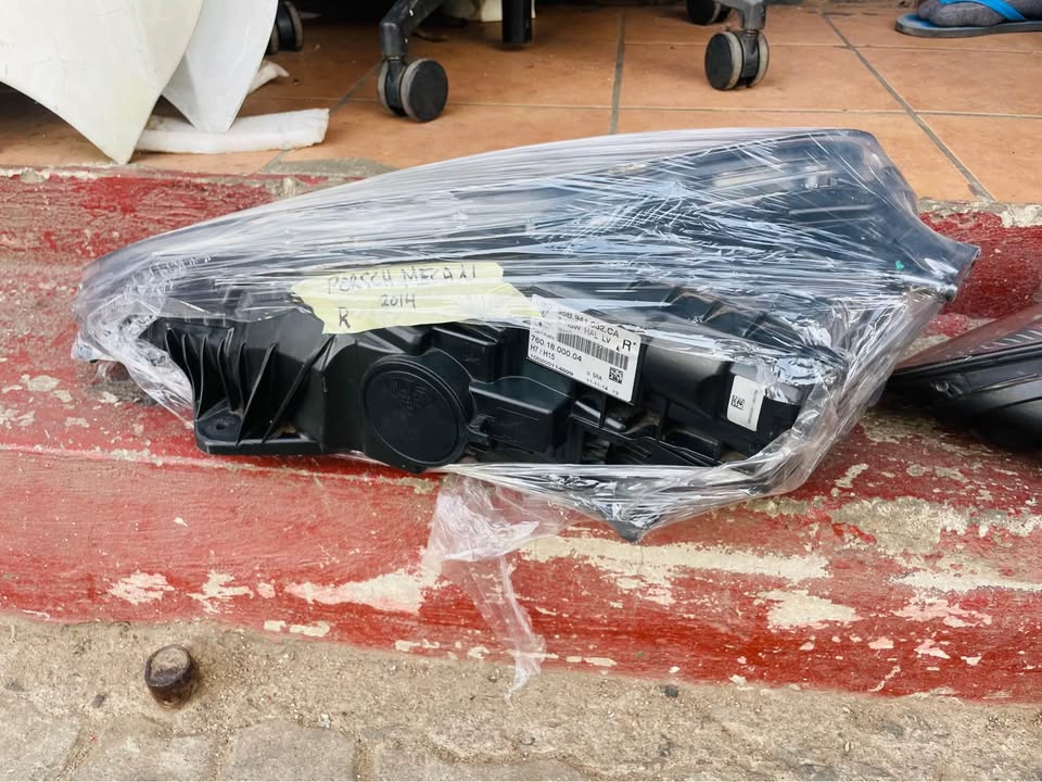 Porsche Macan Xenon headlight 2015 - Private Seller Porsche Macan Xenon headlight 2015 - Private Seller