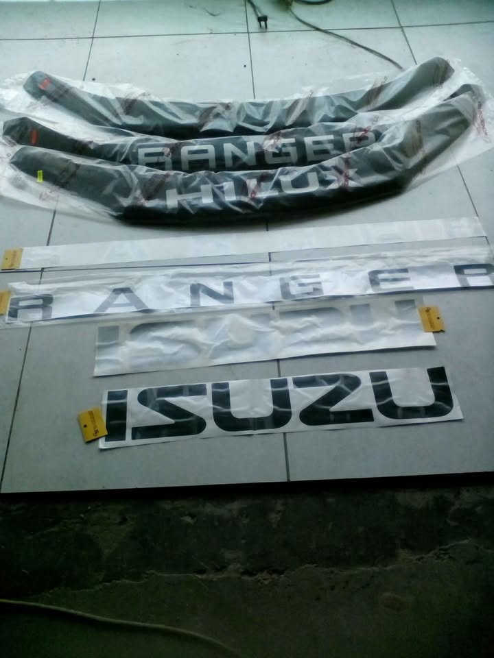 Stickers and bonnet guard for Ranger, Hilux and Isuzu - Private Seller