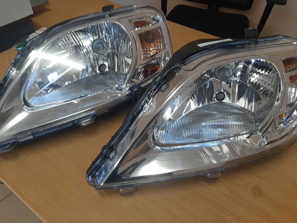 NP200/ RENAULT SANDERO FRONT LIGHTS - Private Seller
