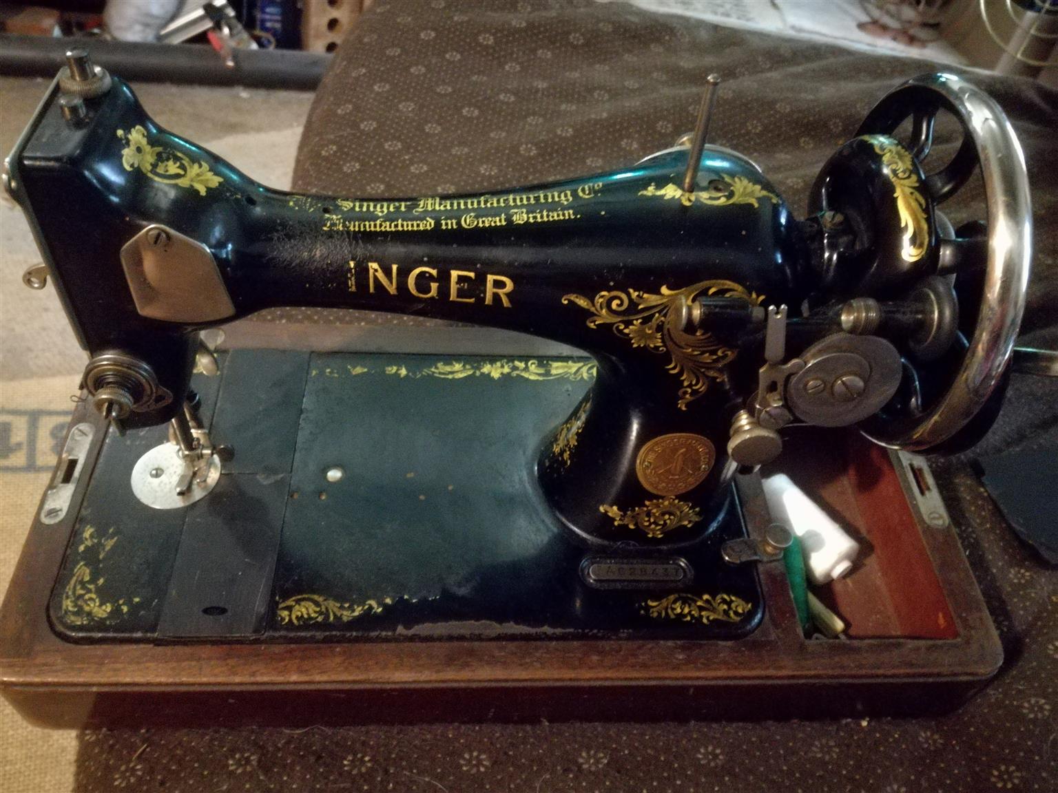 Antique Singer sewing machine | Junk Mail Marketplace