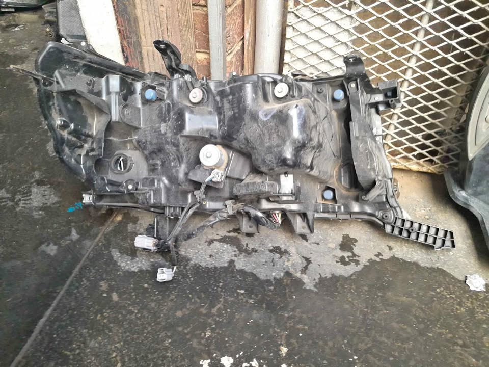 TOYOTA LANDCRUISER 200 SERIES HEADLIGHT LEFTSIDE 2015 TO 202O MODEL - Private Seller TOYOTA LANDCRUISER 200 SERIES HEADLIGHT LEFTSIDE 2015 TO 202O MODEL - Private Seller