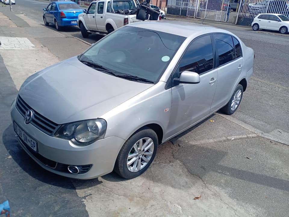 2014 Volkswagen polo vivo 1.6 Sedan with a Nice interior seat