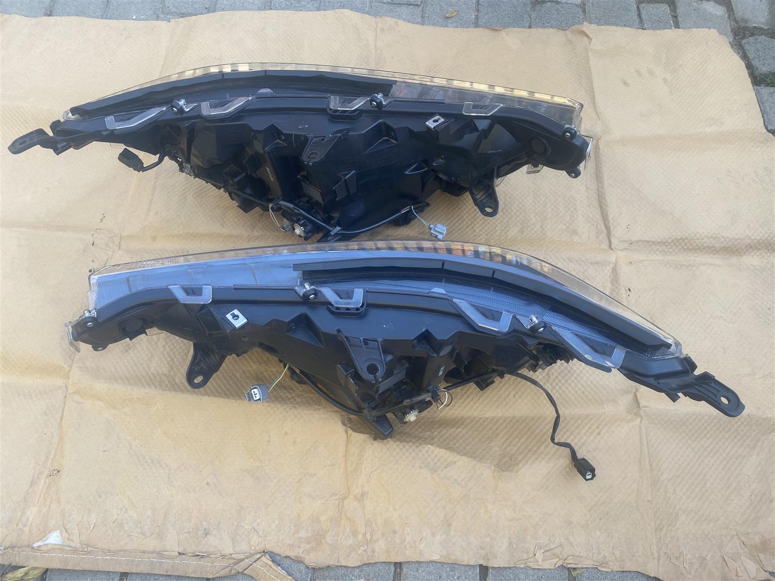 2024 TOYOTA RAV4 FULL LED HEADLIGHTS FOR SALE. IN PRISTINE CONDITION
