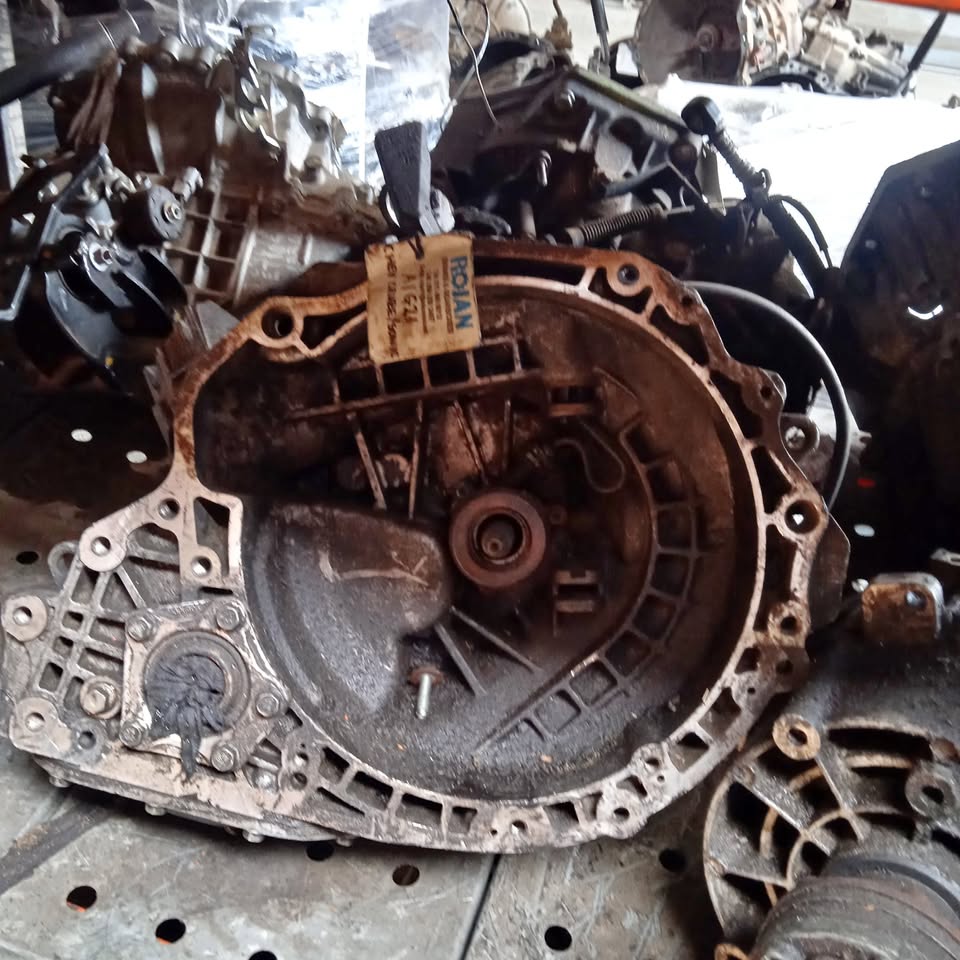 CHEVROLET F16D3 MANUAL gearbox for sale at R3500 - Private Seller CHEVROLET F16D3 MANUAL gearbox for sale at R3500 - Private Seller