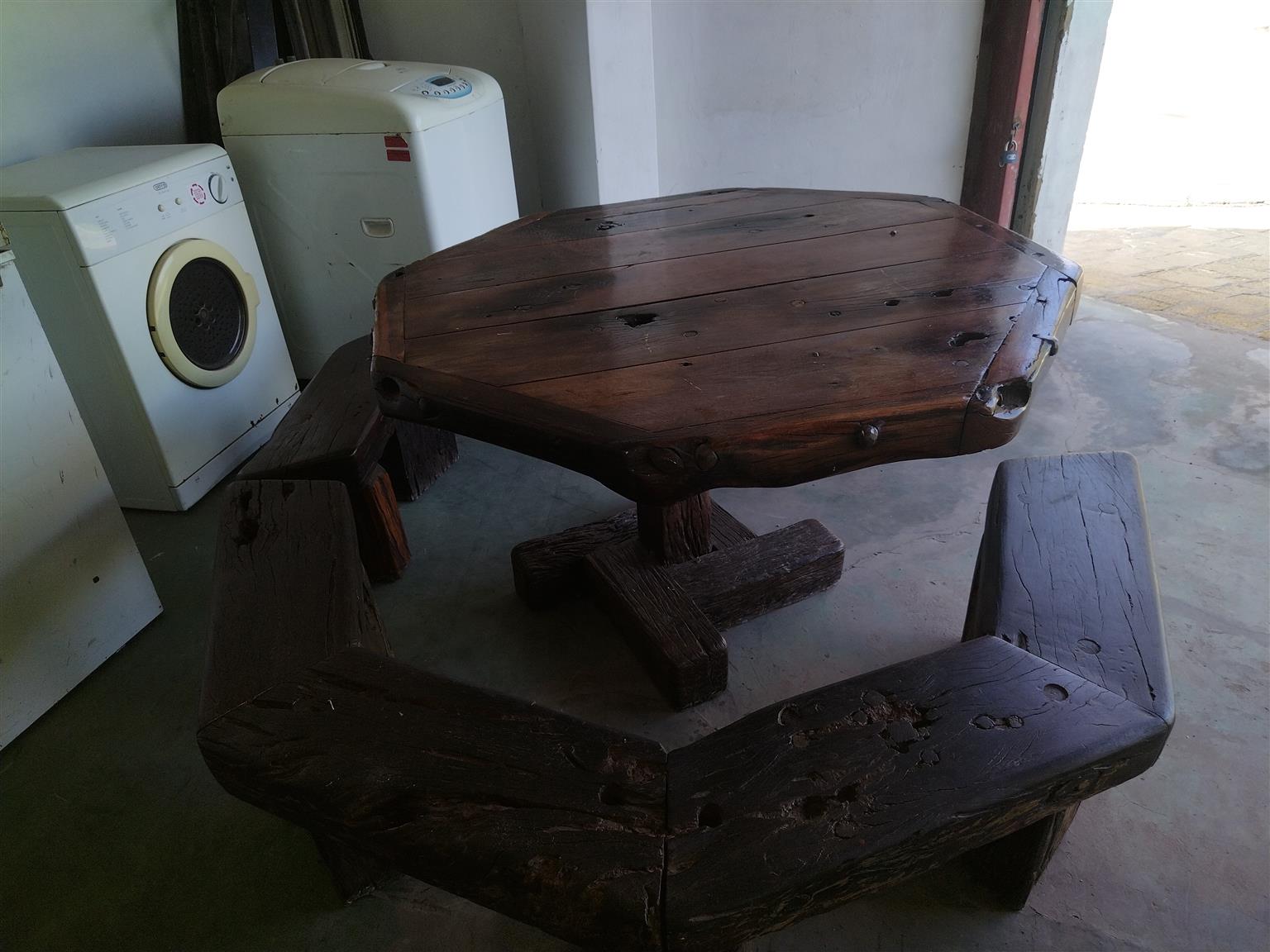 Sleeper wood round table