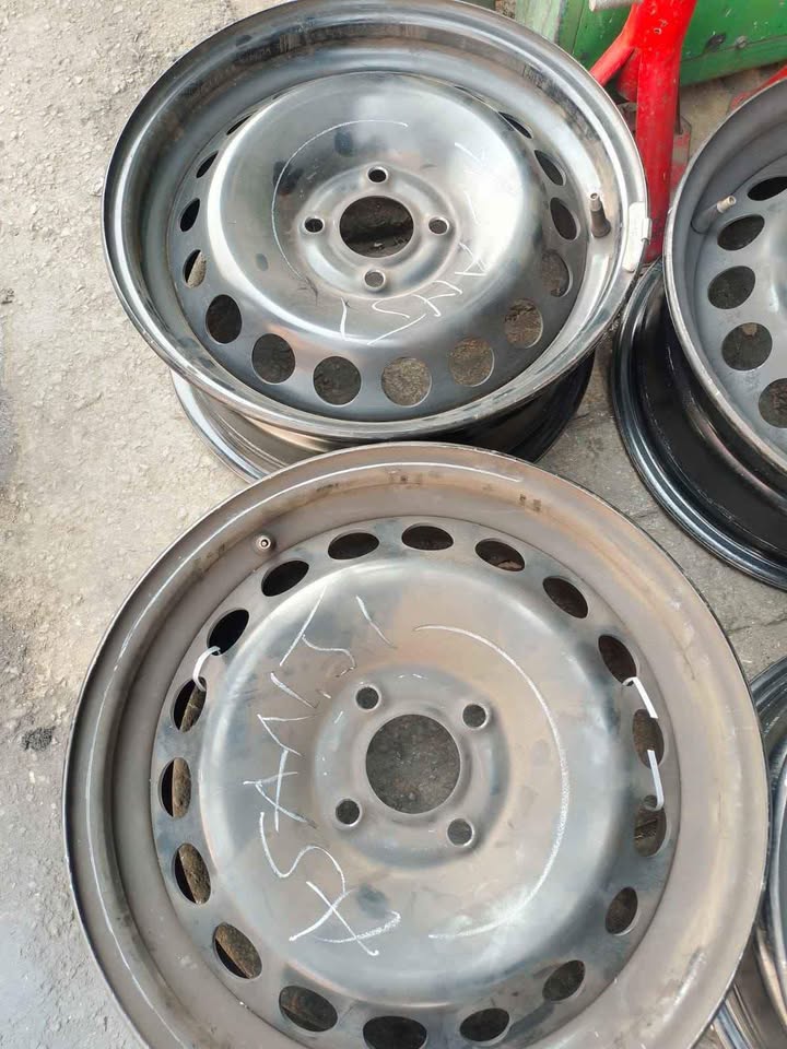 4 X 15 inch  Nissan NP 200 & Renault steel rims for sell with no damages - Private Seller