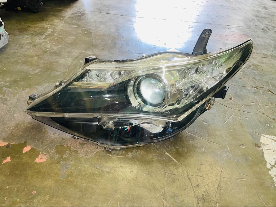 TOYOTA AURIS Hatchback Headlight 2013-2015 - Private Seller TOYOTA AURIS Hatchback Headlight 2013-2015 - Private Seller