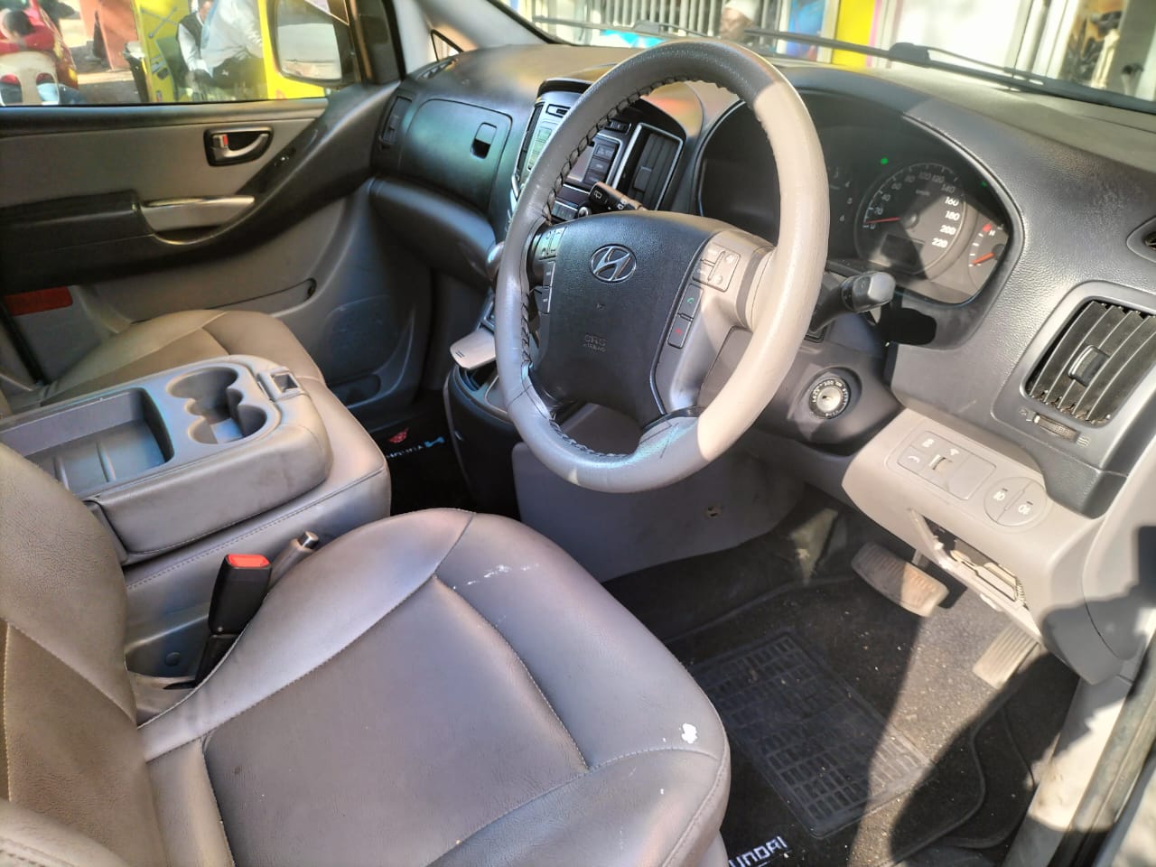 2017 HYUNDAI H1  2,5 DIESEL, AUTOMATIC 9 SEATER 122000KM