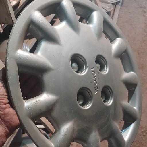 Corolla wheel cap - Private Seller Corolla wheel cap - Private Seller