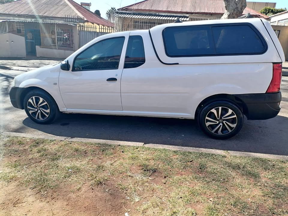 2017 NISSAN NP200 BAKKIE 1.6 WITH CANOPY AND AIRCON 2017 NISSAN NP200 BAKKIE 1.6 WITH CANOPY AND AIRCON