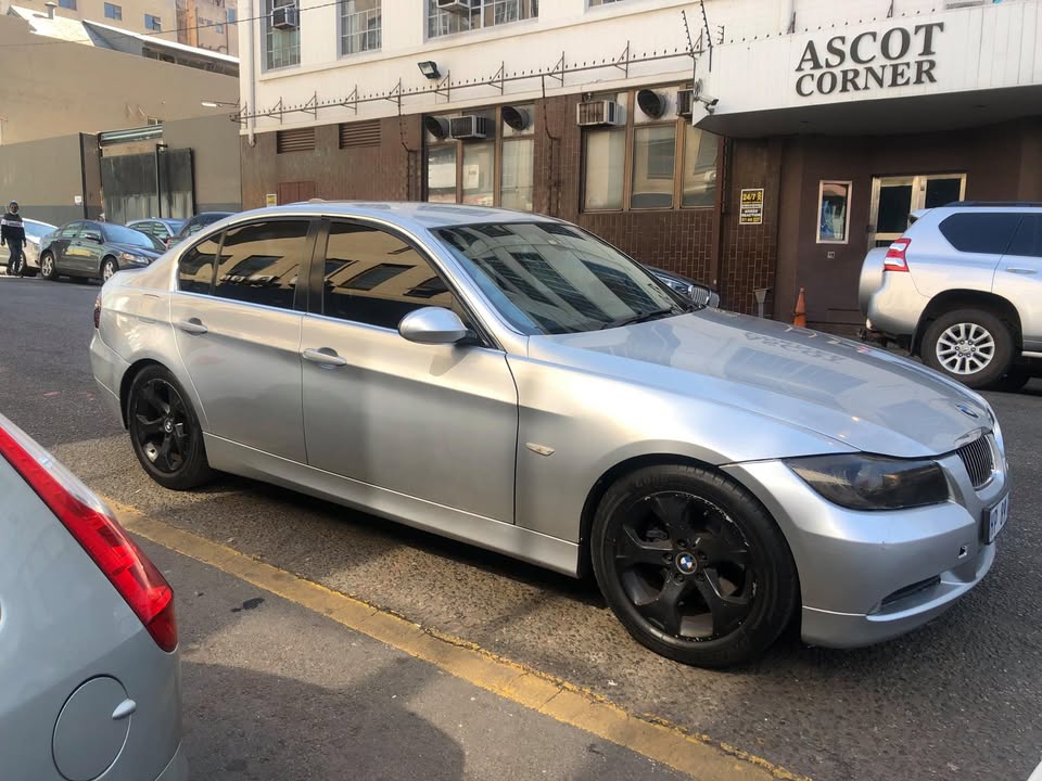 2007 BMW  323i E90