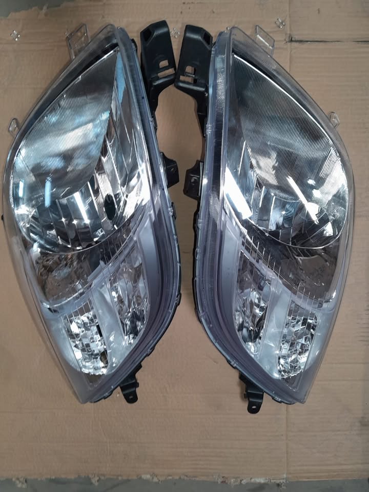 TOYOTA YARIS BOTH SIDES HEAD LIGHT 2006-2008 FOR SALE - Private Seller