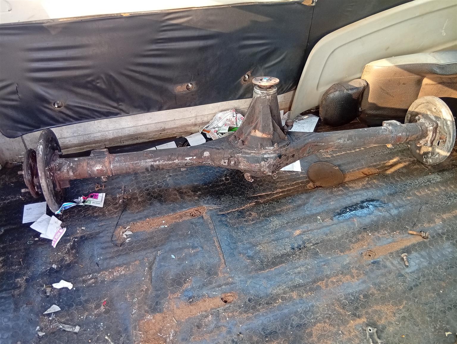 2012 Toyota quantum  rear wheel axel - Private Seller