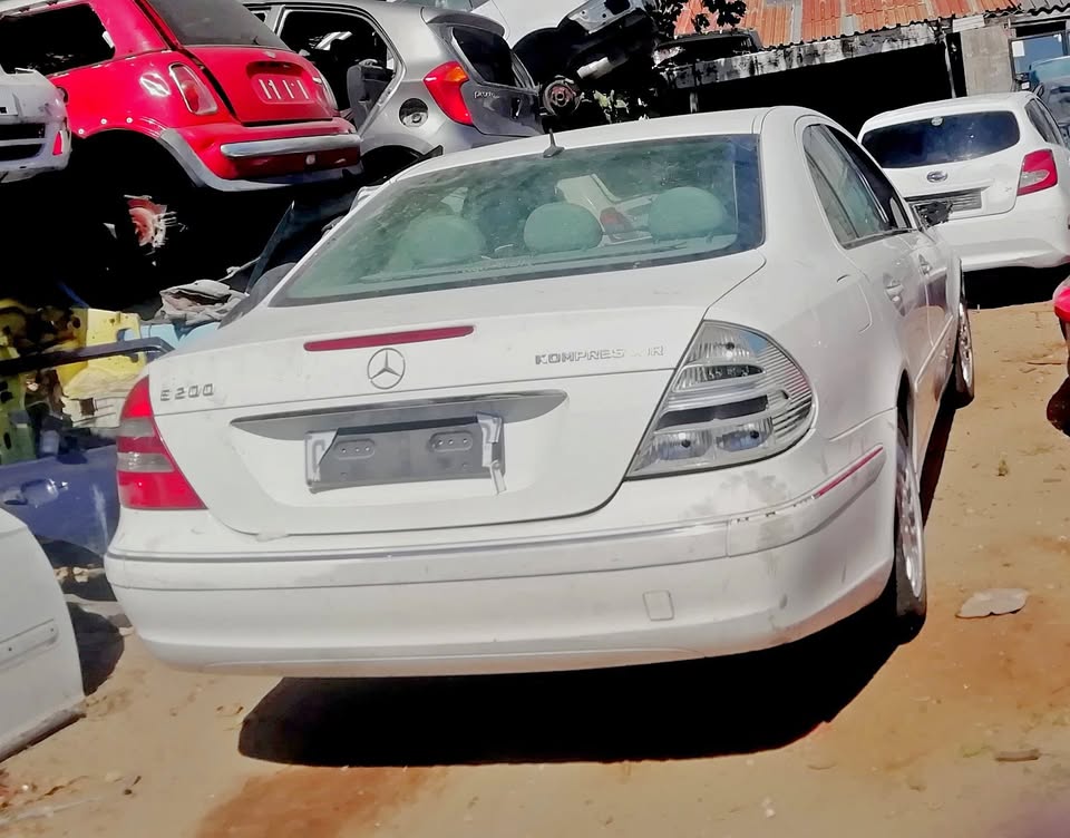 mercedes benz e200 stripping for spares