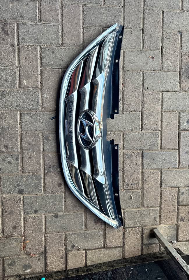 Hyundai Sonata Main Front Bumper Gril - Private Seller Hyundai Sonata Main Front Bumper Gril - Private Seller
