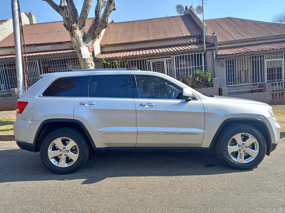 2012 JEEP GRAND CHEROKEE 2.0 LITTER PETROL, AUTOMATIC, SILVER COLOR, MILEAGE