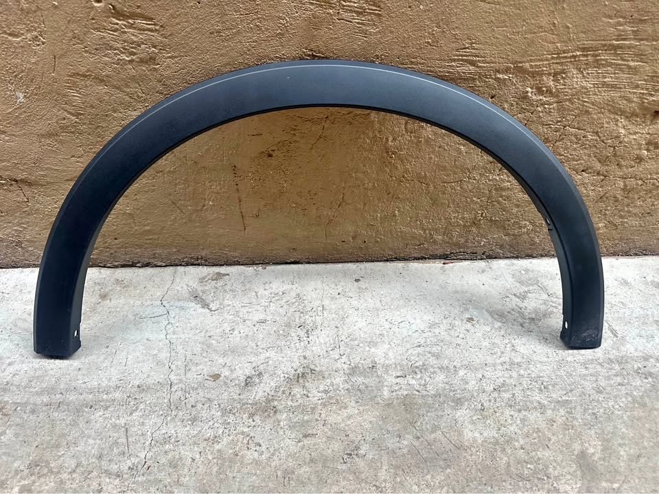 MAHINDRA XUV300 right front fender wheel arch - Private Seller MAHINDRA XUV300 right front fender wheel arch - Private Seller