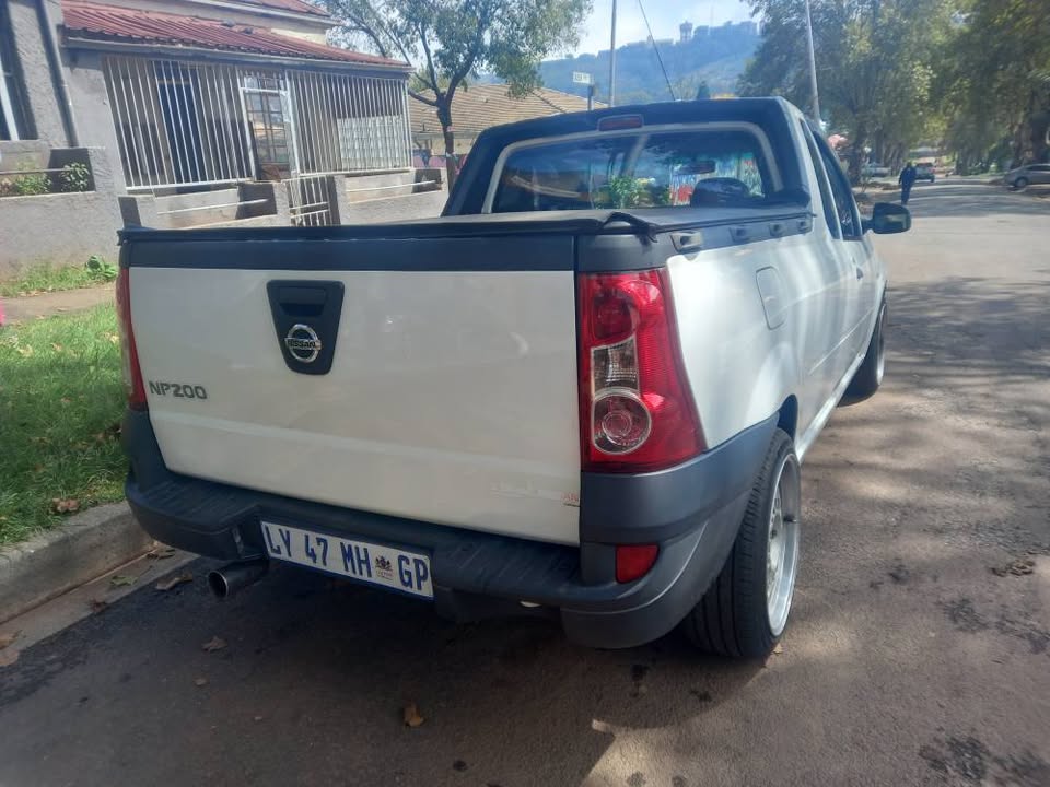 2020 Nissan Np200 1.6 Petrol, Manual, White, 87000kms, Leather seat, Aircon, Spere key