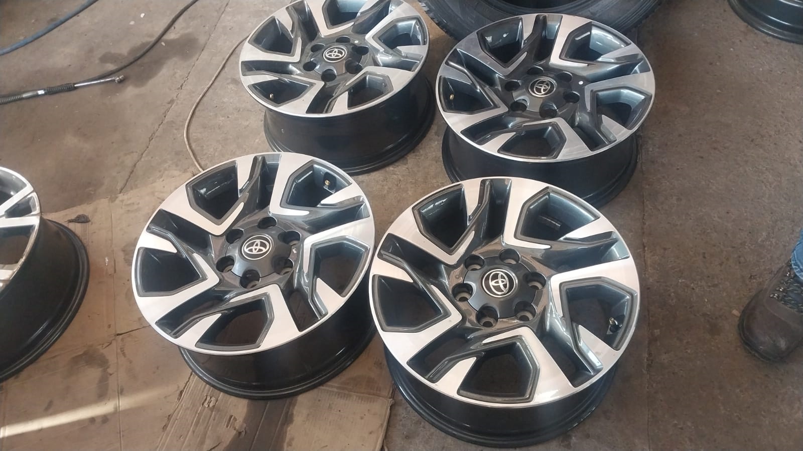 18inch Toyota Fortuner/Hilux original mags set for - Private Seller 18inch Toyota Fortuner/Hilux original mags set for - Private Seller