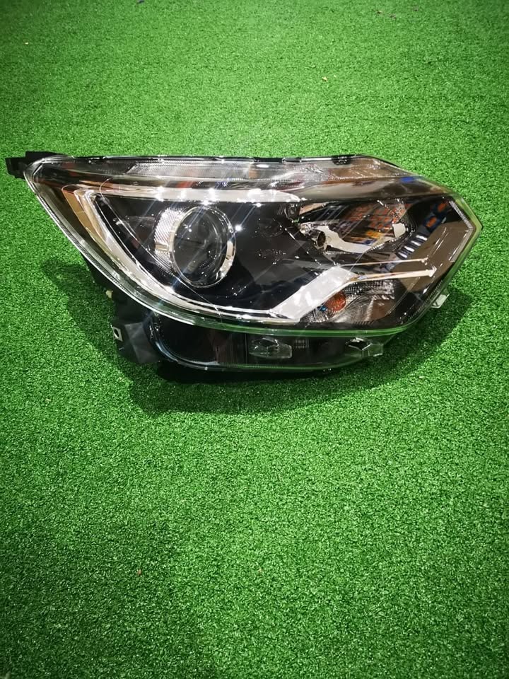 RENAULT TRIBER HEADLAMPS - Private Seller RENAULT TRIBER HEADLAMPS - Private Seller