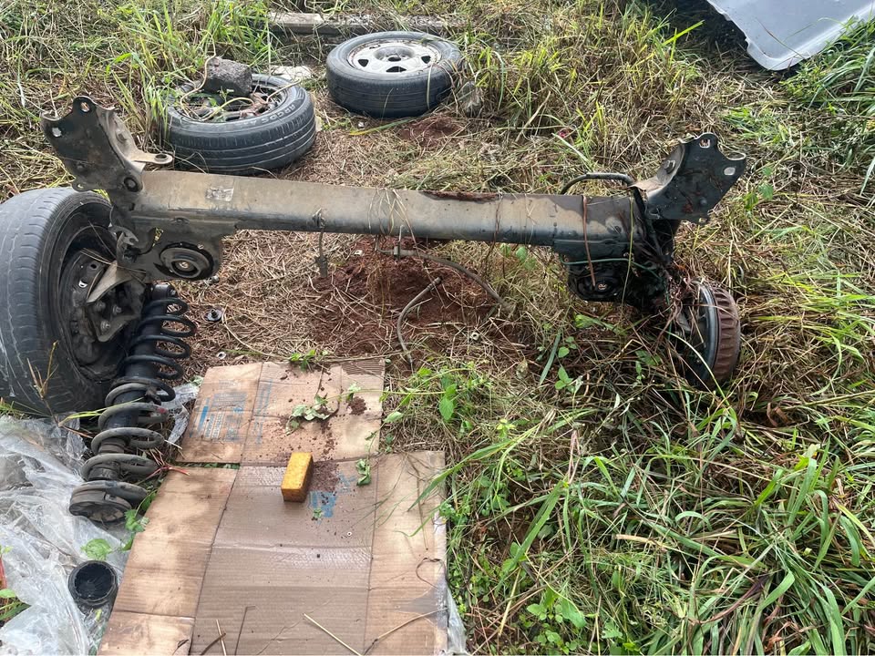 nissan np200 rear axle & hubs - Private Seller nissan np200 rear axle & hubs - Private Seller