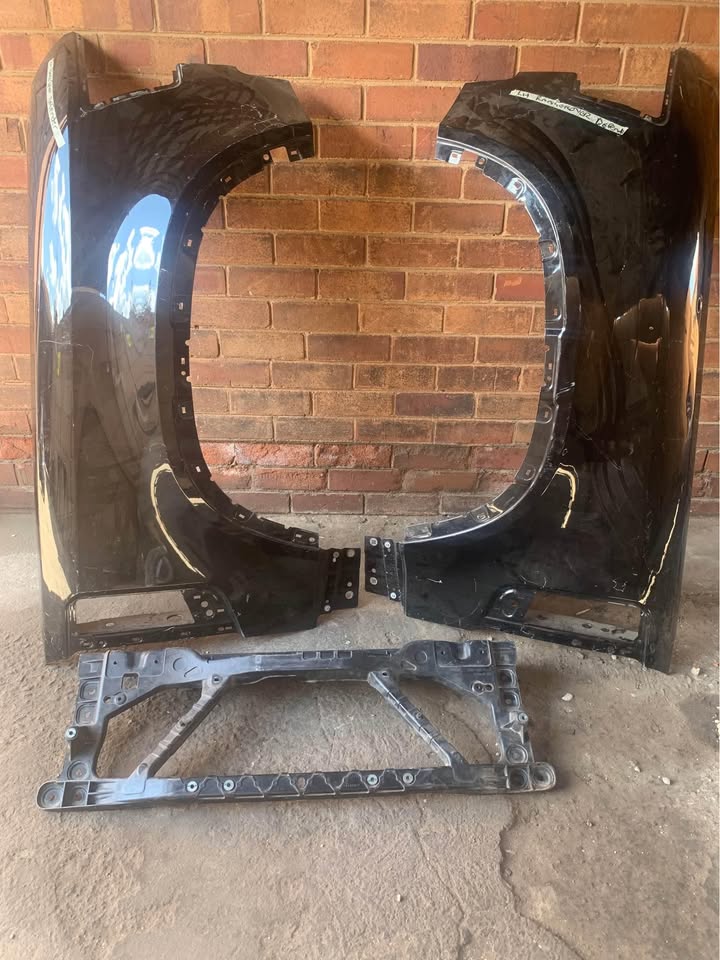 Range Rover Discovery fenders RHS and LHS
