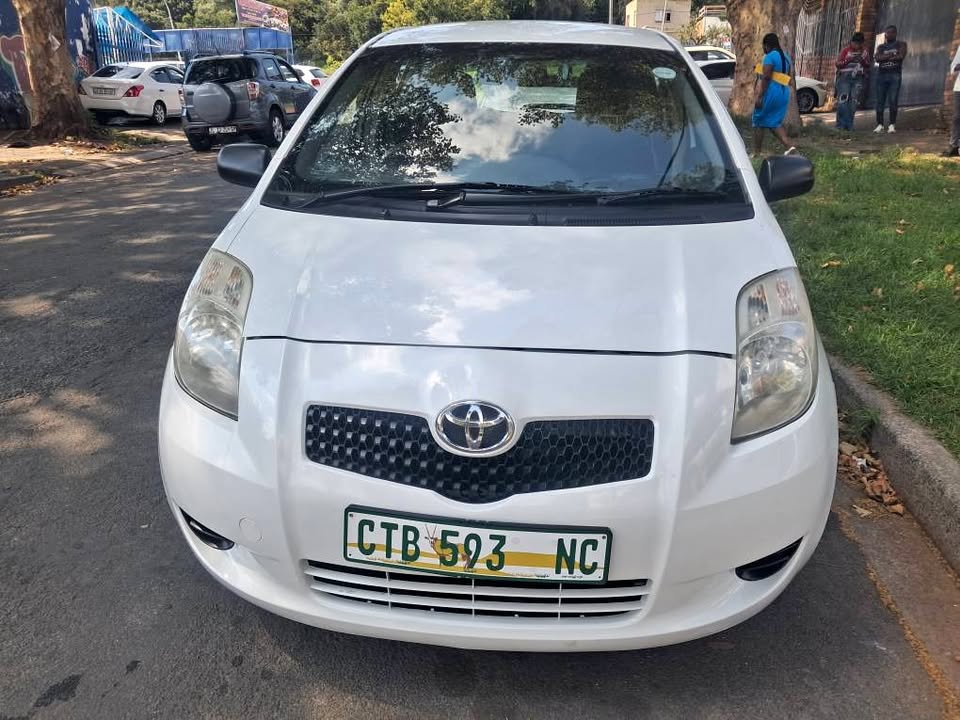 Toyota Yaris T3 white manual petrol code2 kilometers 102 000 for sale