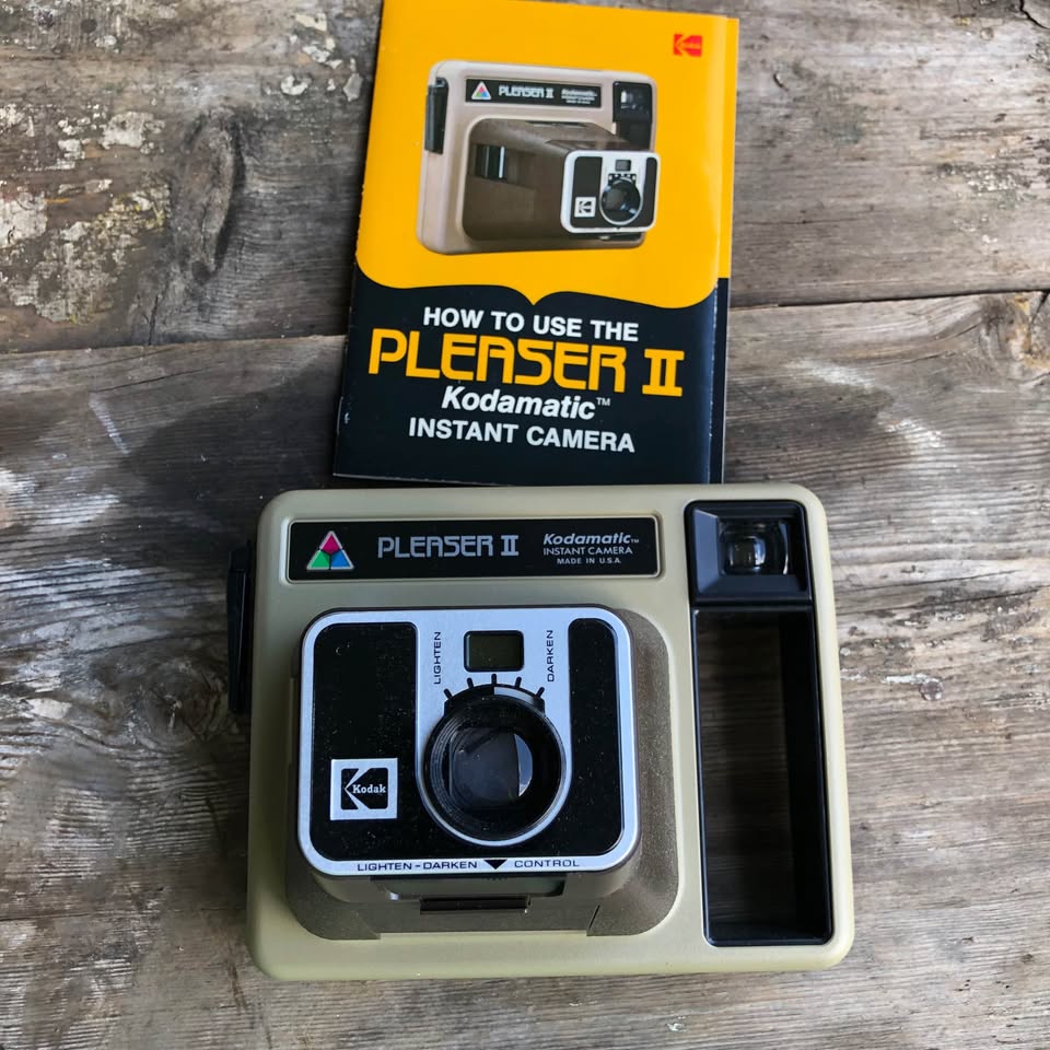 Vintage Kodak Pleaser II Instant Camera: Nostalgic Collector's Item, Film obsolete