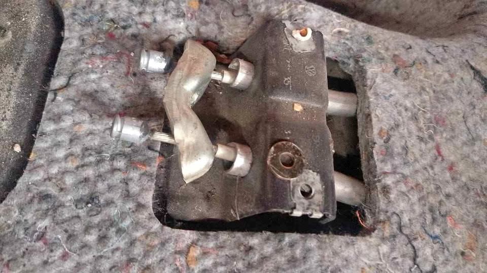 VW golf 5 2.0 TDI handbrake cables