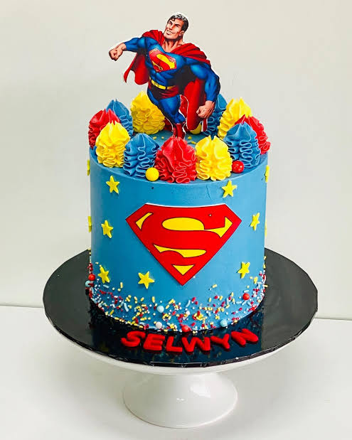 Superman Cake - lepontcafe