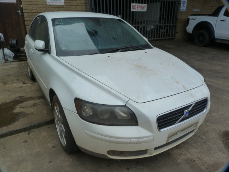 Volvo S40 T5 Manual White - 2004 STRIPPING FOR SPARES - Private Seller
