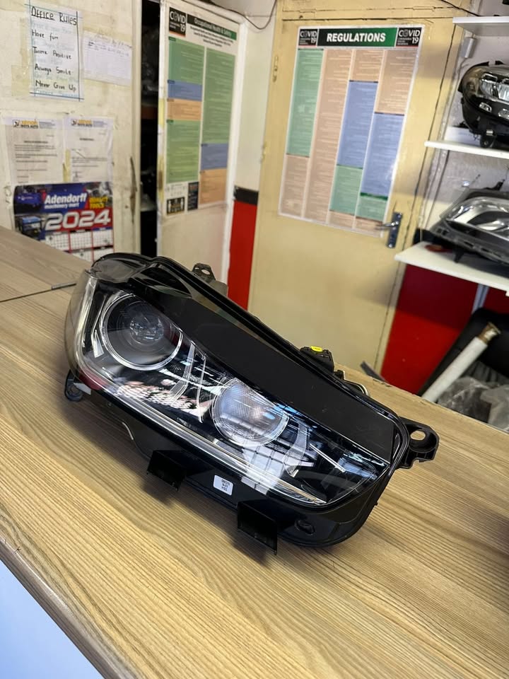 2017 JAGUAR XE HEADLIGHT RIGHTSIDE IN EXCELLENT CONDITION - Private Seller