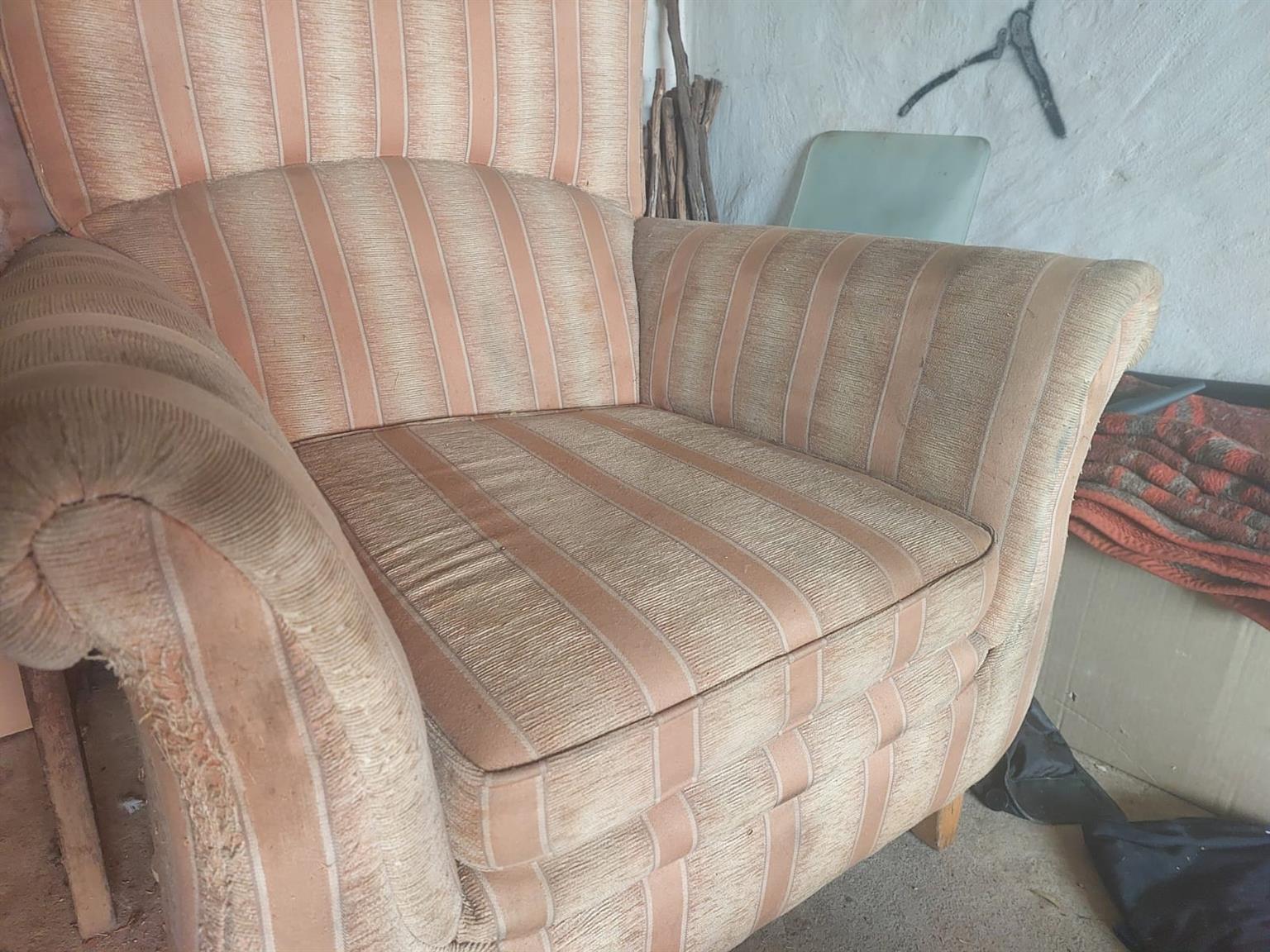 VINTAGE WINGBACK CHAIR – MATERIAL / OAK FEET / NEEDS A CLEAN/ MADE 1991 VINTAGE WINGBACK CHAIR – MATERIAL / OAK FEET / NEEDS A CLEAN/ MADE 1991