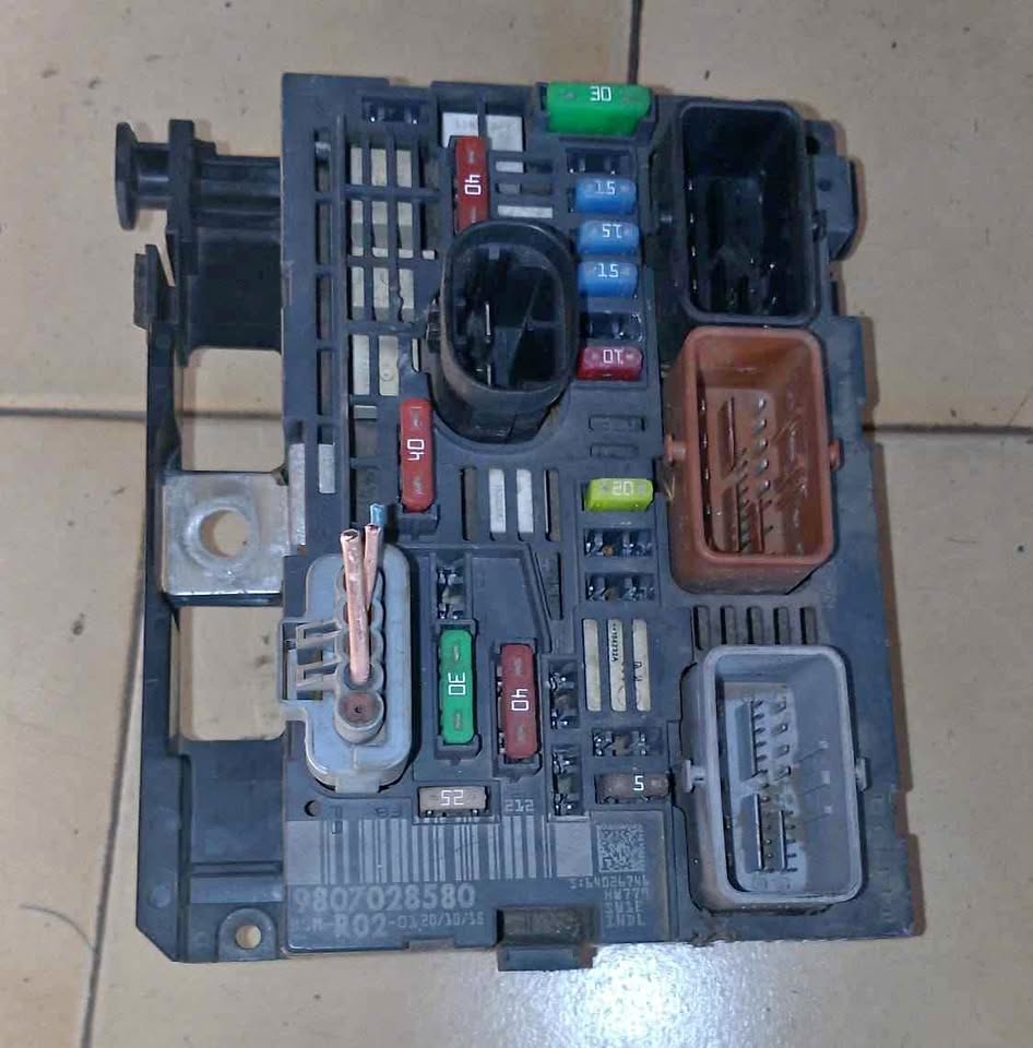 Peugeot/ citroen C4,C6 fusebox selling R2450 - Private Seller Peugeot/ citroen C4,C6 fusebox selling R2450 - Private Seller