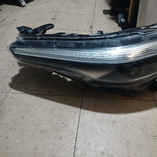 Toyota corolla cross headlight - Private Seller Toyota corolla cross headlight - Private Seller