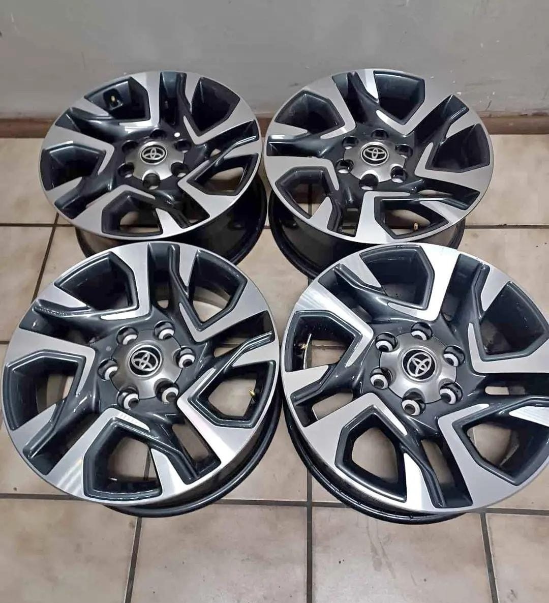 Toyota Fortuner/Legend 55 18inch original mags set for sed in Pr - Private Seller Toyota Fortuner/Legend 55 18inch original mags set for sed in Pr - Private Seller