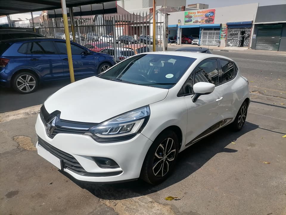 2017 Renault Clio 900T Turbo Service book and a leather seat