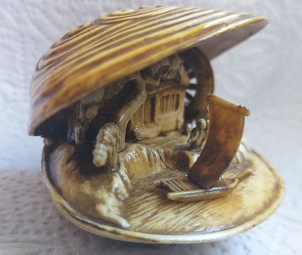 Celluloid Diorama Clam