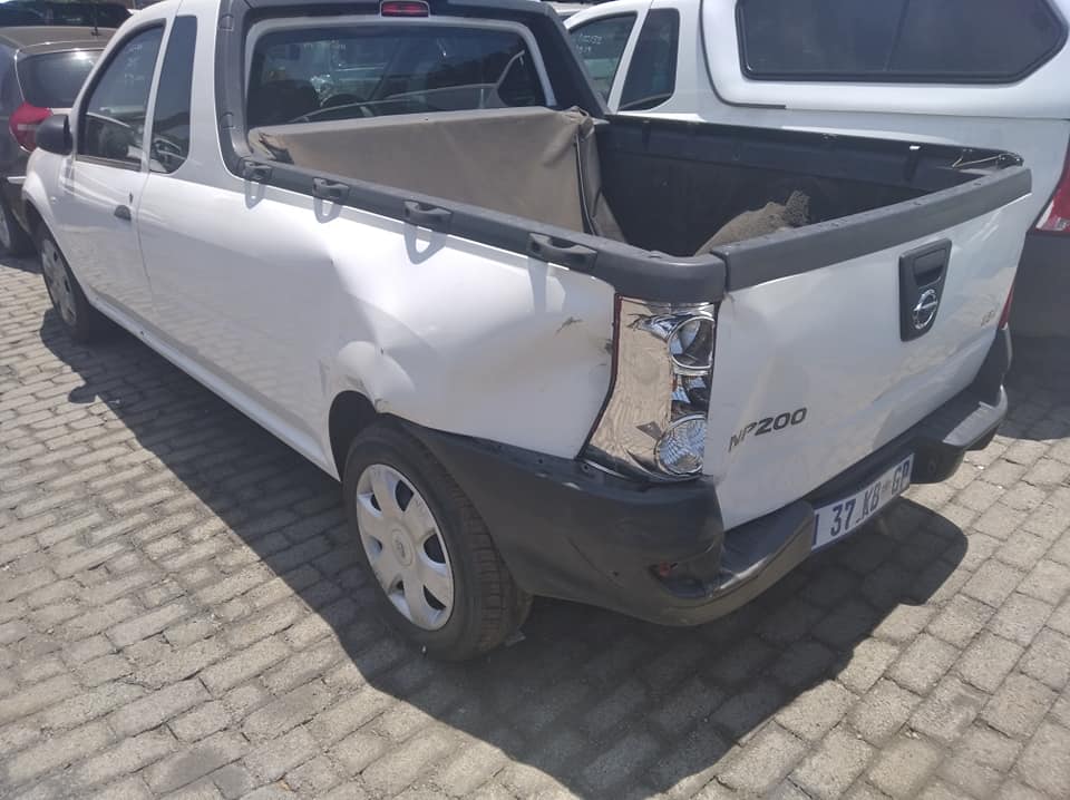 2015 Nissan np200 bakkie accident , engine starts 83000km - Private Seller 2015 Nissan np200 bakkie accident , engine starts 83000km - Private Seller
