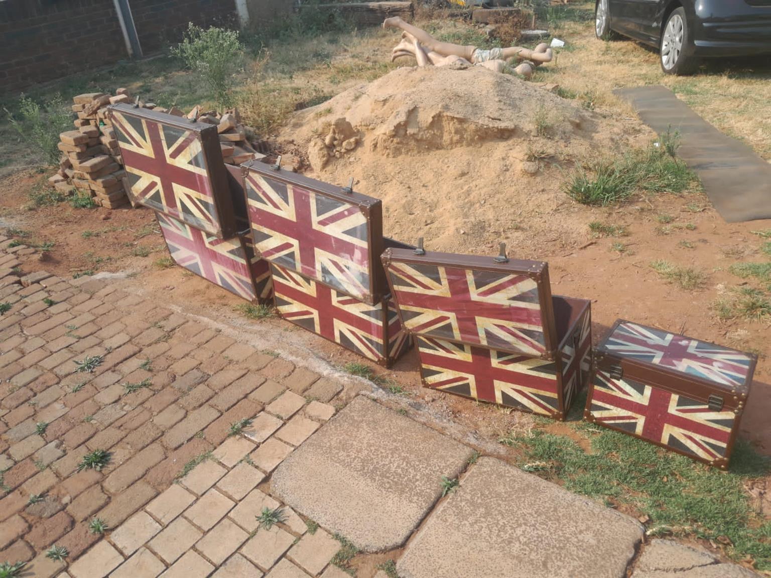 4x various vintage Union Jack travel trunks