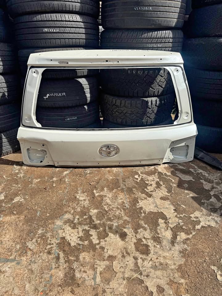 Toyota Land Cruiser 200 Tailgate Boot Upper - Private Seller Toyota Land Cruiser 200 Tailgate Boot Upper - Private Seller