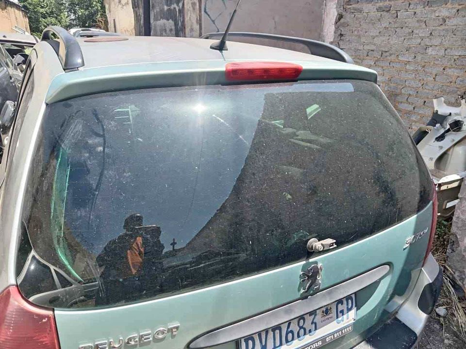 Peugeot 307 10fx station wagon rear windscreen - Private Seller