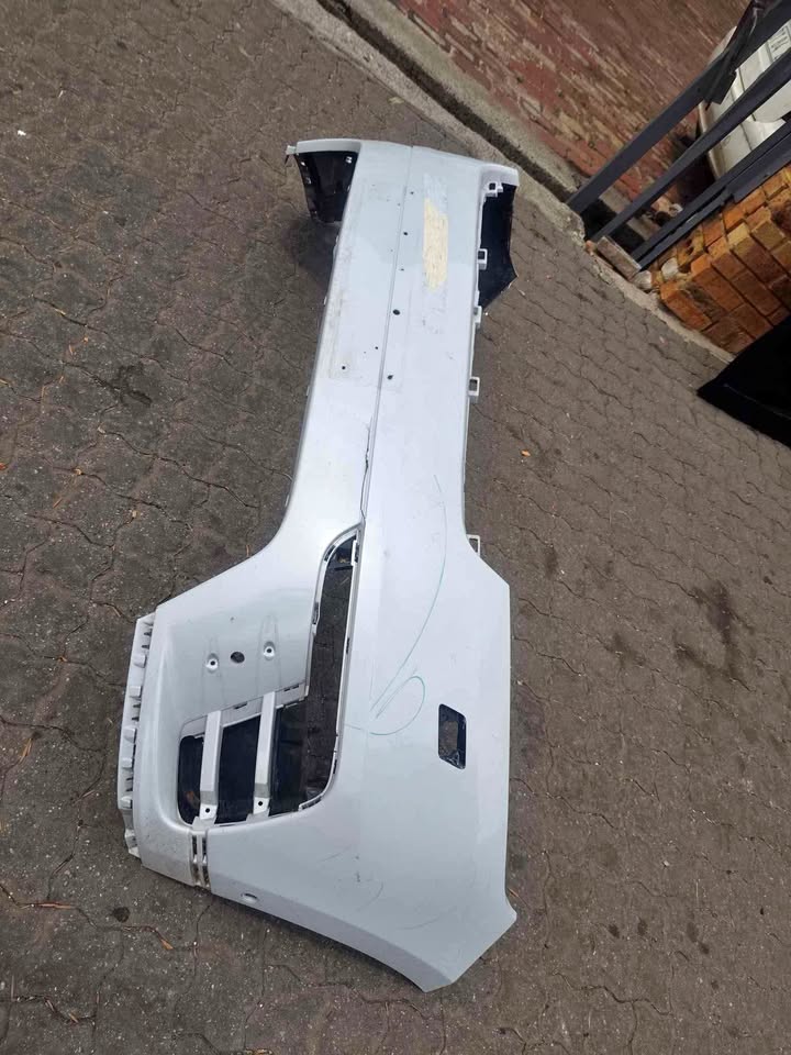 Range Rover Vela front bumper 2020 - Private Seller