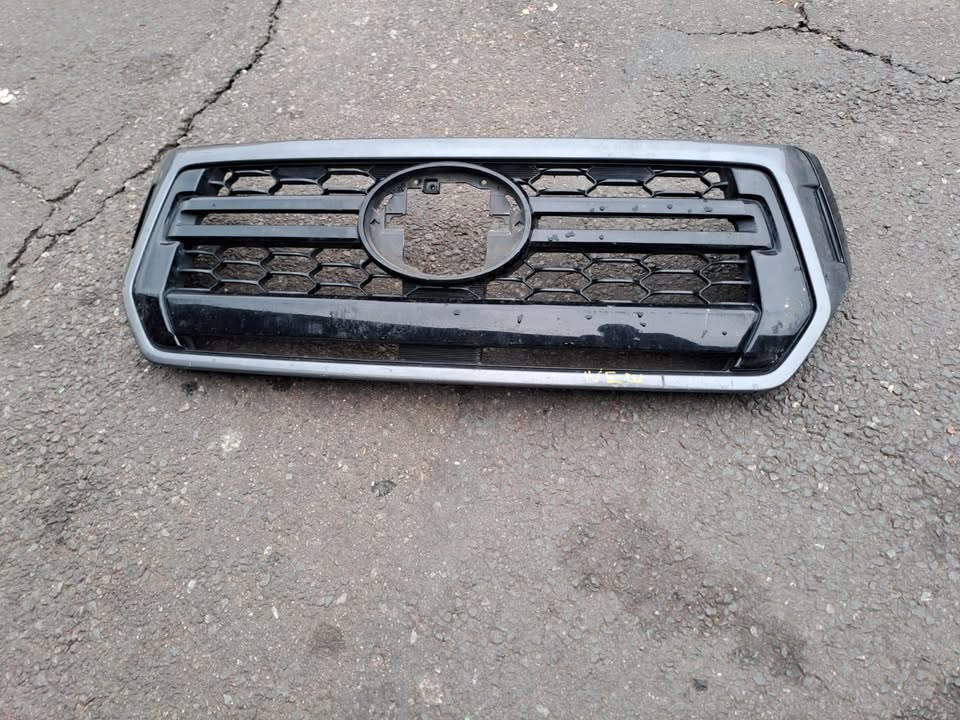 Toyota Hilux GD6 Front Grille Facelift R10 - Private Seller Toyota Hilux GD6 Front Grille Facelift R10 - Private Seller