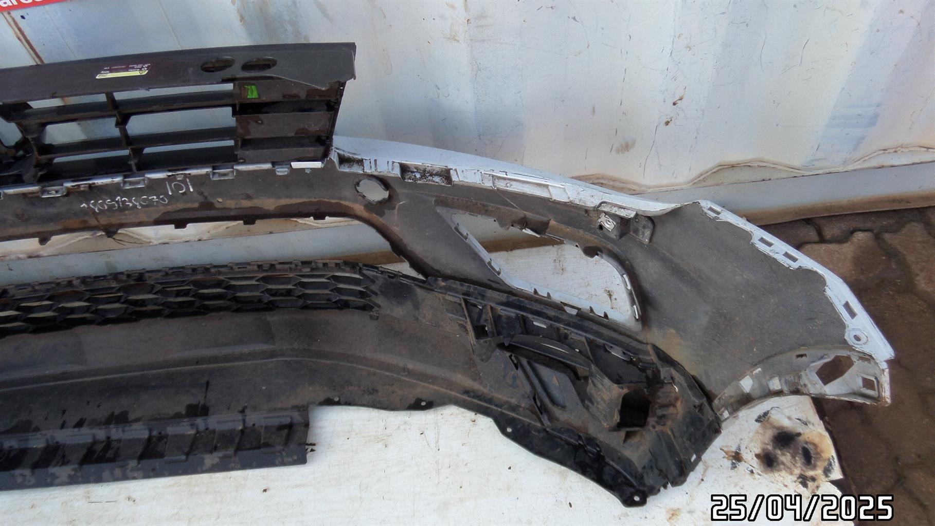 VW Tiguan front bumper with lower bumper spoiler and grill - Private Seller VW Tiguan front bumper with lower bumper spoiler and grill - Private Seller