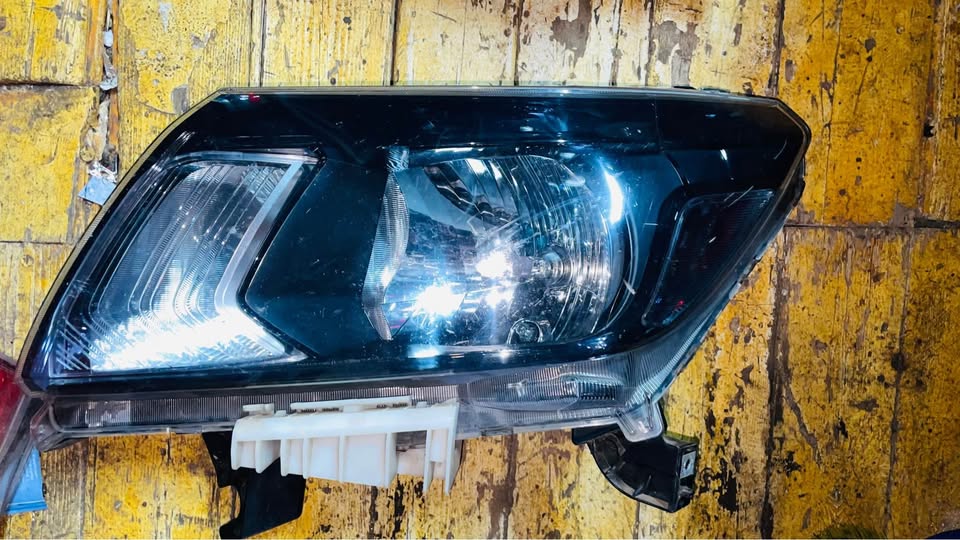Nissan Navara headlight - Private Seller Nissan Navara headlight - Private Seller