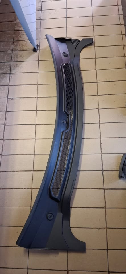 2015 RANGE ROVER SPORT WINDSCREEN SCUTTLE PANEL TRIM COVER - Private Seller 2015 RANGE ROVER SPORT WINDSCREEN SCUTTLE PANEL TRIM COVER - Private Seller